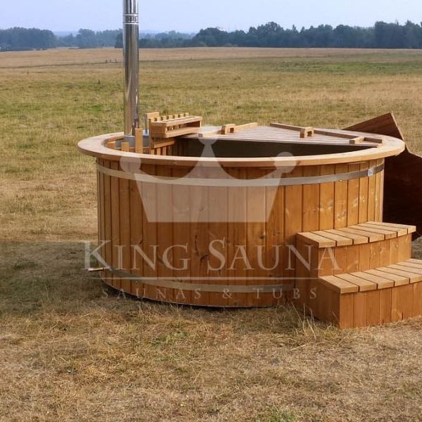 Thermowood hot-tub with plastic shell for 6 people