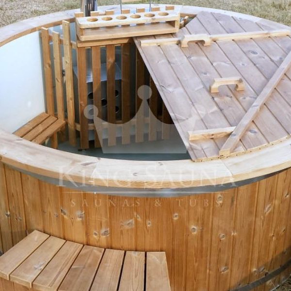 Thermowood hot-tub with plastic shell for 6 people